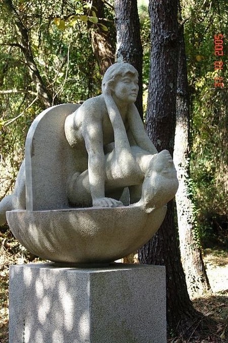 Strange-statues1.jpg