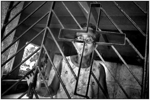 Bizarre Settlement Built in Manila's North Cemetery Houses 3000 Living People Bizarre-Settlement-1