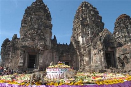 Interesting-Monkey-Festival-in-LopBuri-Thailand