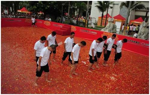 Tomato-Fight-in-China-9