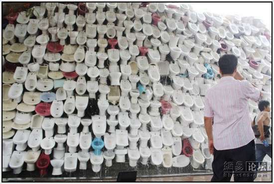 Toilet-Sculpture-in-China-1