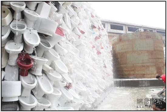 Toilet-Sculpture-in-China-14