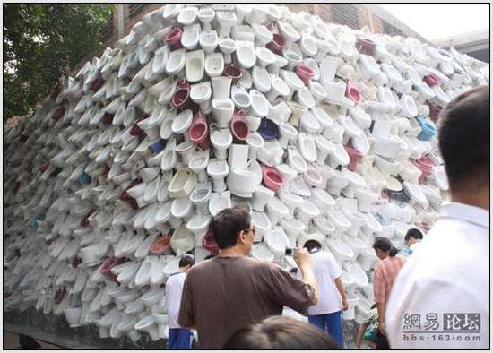 Toilet-Sculpture-in-China-15