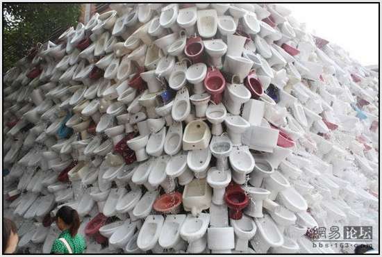 Toilet-Sculpture-in-China-8