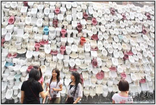 Toilet-Sculpture-in-China-9