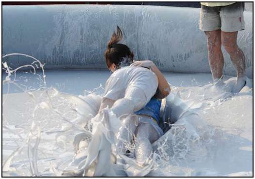 2010-Bikini-Beauty-Contest-of-Mud-Fight-1