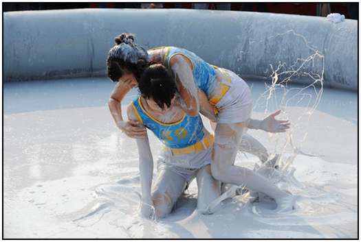 2010-Bikini-Beauty-Contest-of-Mud-Fight-11