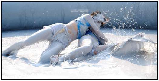 2010-Bikini-Beauty-Contest-of-Mud-Fight-16