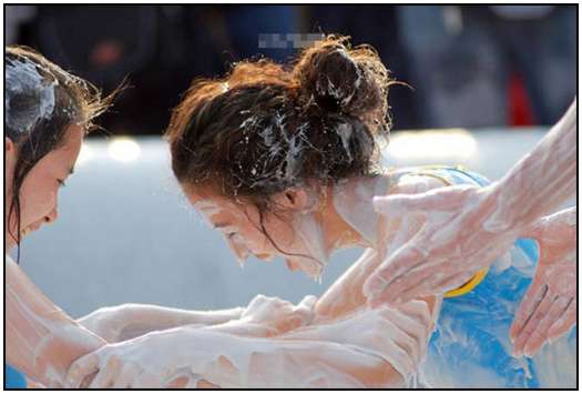 2010-Bikini-Beauty-Contest-of-Mud-Fight-19