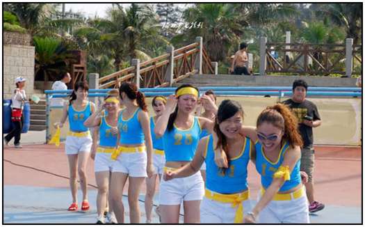 2010-Bikini-Beauty-Contest-of-Mud-Fight-3