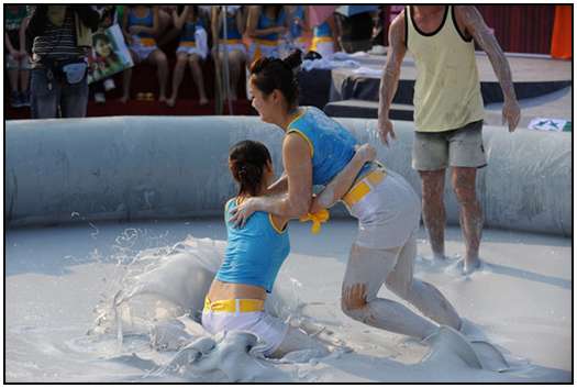 2010-Bikini-Beauty-Contest-of-Mud-Fight-7