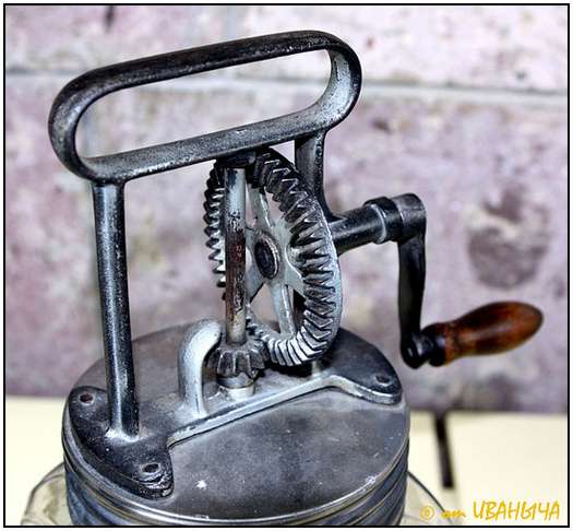 https://www.moolf.com/wp-content/uploads/2010/07/Antique-Hand-Powered-Blender-1.jpg