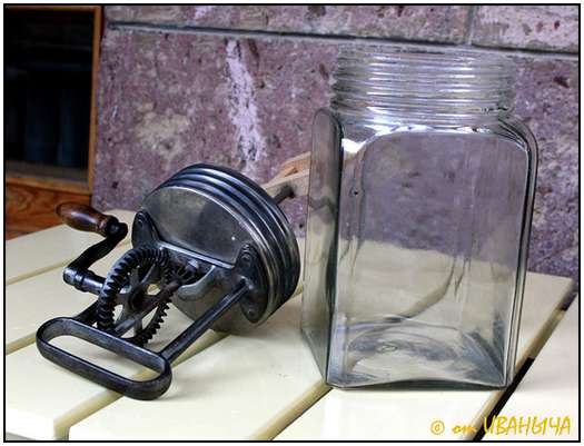 Antique-Hand-Powered-Blender-2