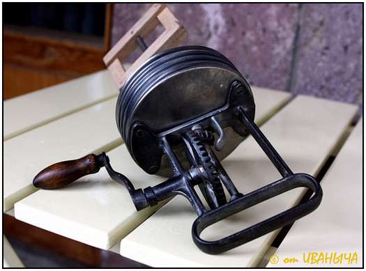 Antique Hand Powered Blender – Moolf