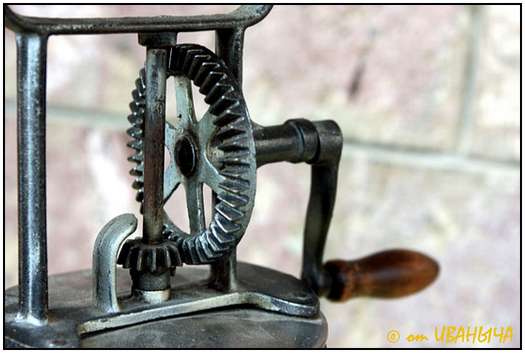 Antique-Hand-Powered-Blender-9