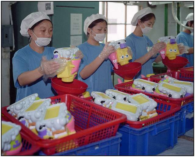 Photo-Series-of-Chinese-Toy-Factory-Workers-6